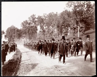 Parada wojskowa z umundurowanymi mężczyznami w cylindrach w Dobbs Ferry, Nowy Jork, 1898 (srebrny odbitka żelatynowa)